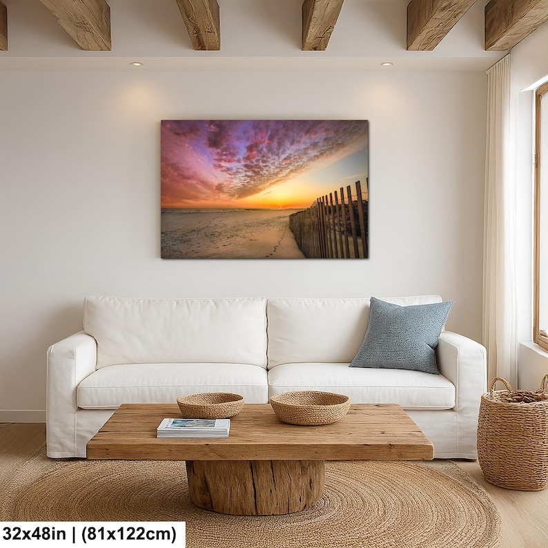 Peut inclure: Impression sur toile d'une sc&egrave;ne de plage au coucher du soleil. Le ciel est rempli de couleurs vives de rose, de violet et d'orange. Une cl&ocirc;ture en bois longe la plage, dimensions 81x122cm.