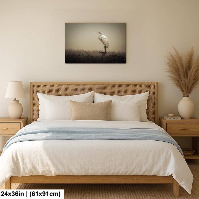 Fågelfotografi av dimmig häger | Stämningsfull kustnära djurliv | Lugn väggdekoration i träsk | 24x36”