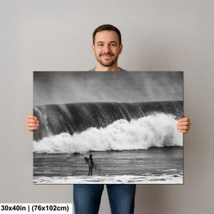 Surf de olas grandes / Surfista de Long Beach / Foto en blanco y negro / Fotografía oceánica 30x40”