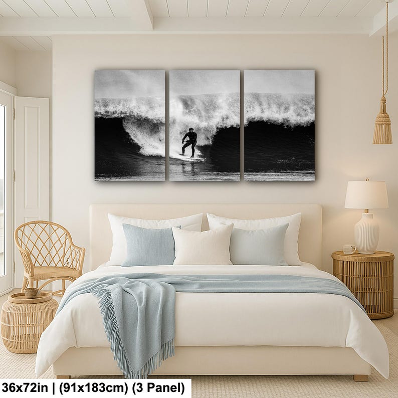 K&ouml;nnte beinhalten: Schwarz-wei&szlig;es Triptychon-Leinwandbild mit einem Surfer, der eine Welle reitet. Das Kunstwerk wird &uuml;ber einem Bett in einem Schlafzimmer gezeigt. Die Ma&szlig;e betragen 91x183cm.