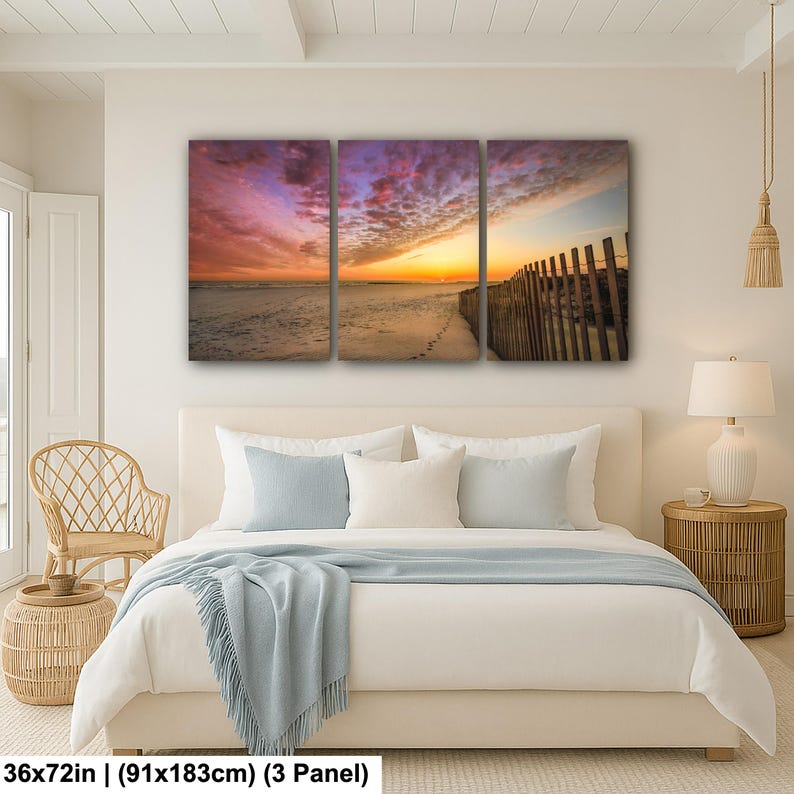 Peut inclure: Impression sur toile en trois panneaux repr&eacute;sentant une sc&egrave;ne de plage au coucher du soleil. Le ciel est rempli de couleurs vives de rose, de violet et d'orange. Une cl&ocirc;ture en bois longe la plage. Dimensions : 91x183cm.
