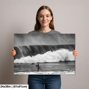 Surf de olas grandes / Surfista de Long Beach / Foto en blanco y negro / Fotografía oceánica 24x36”