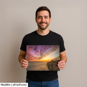 Peut inclure: Impression sur toile de 16x20 pouces (41x51cm) repr&eacute;sentant une plage au coucher du soleil. L'image pr&eacute;sente un ciel vibrant avec des nuances de violet, d'orange et de jaune. Une cl&ocirc;ture en bois longe le c&ocirc;t&eacute; droit, et des empreintes sont visibles sur le sable.