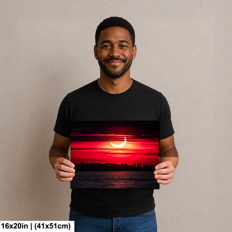 Pode incluir: Impress&atilde;o em tela com uma cena vibrante de p&ocirc;r do sol com uma forma de lua crescente no c&eacute;u. A obra de arte, medindo 41x51cm, mostra um c&eacute;u vermelho e laranja intenso acima de uma silhueta escura de &aacute;rvores e &aacute;gua.