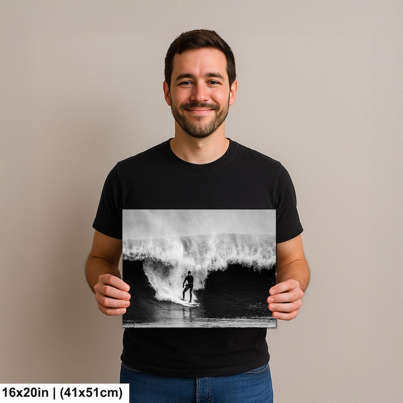 K&ouml;nnte beinhalten: Schwarz-Wei&szlig;-Fotografie eines Surfers auf einer Welle. Das Bild zeigt einen Surfer in Silhouette vor einer gro&szlig;en, sich brechenden Welle. Der Druck misst 41x51cm.