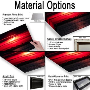 Pode incluir: Imagem mostrando v&aacute;rias op&ccedil;&otilde;es de materiais de impress&atilde;o art&iacute;stica. Inclui Impress&atilde;o fotogr&aacute;fica premium, Tela embrulhada em galeria, Impress&atilde;o acr&iacute;lica e Impress&atilde;o em metal/alum&iacute;nio. Cada op&ccedil;&atilde;o &eacute; exibida com seus recursos e uma ilustra&ccedil;&atilde;o da vista traseira. O texto "Material Options" est&aacute; no topo.