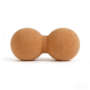 Könnte beinhalten: Ein brauner Massageball aus Kork in Erdnussform. Er besteht aus zwei abgerundeten Kugeln, die durch einen kürzeren, zylindrischen Abschnitt verbunden sind. Die Oberfläche ist strukturiert. Dieses Massagegerät ist für Muskelentspannung und Selbstpflege konzipiert.