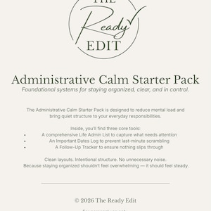 Könnte beinhalten: Ein Set aus drei Keramikbechern mit gesprenkelter, matter Oberfläche. Die Becher sind in Creme-, Hellgrau- und Dunkelgrautönen gehalten. Jeder Becher hat ein schlichtes, minimalistisches Design, ideal für Kaffee oder Tee. Die Becher sind etwa 10 cm hoch.