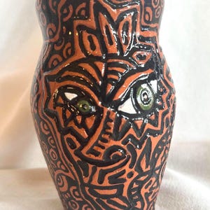 Recipiente de terracota con forma de rostro, pieza única hecha a mano.