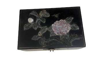 Joyero chino vintage de laca negra con incrustaciones de esteatita, peonía y mariposa grande