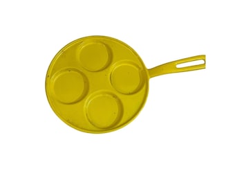 Sartén vintage de hierro fundido esmaltado amarillo con 4 huevos para panqueques, decoración rústica