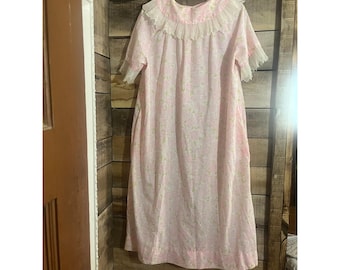 Camisón vintage rosa con estampado floral y ribete de encaje, estilo victoriano, para dormir o relajarse.