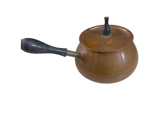 Olla de fondue de cobre vintage con tapa y mango de madera, decoración rústica para cocina.