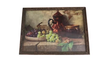 Impresión artística enmarcada de naturaleza muerta vintage con uvas y tetera de cobre (13,5 x 10,5 cm)