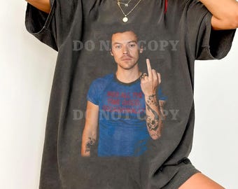 Camiseta Harry con beso del dedo medio y disco de Comfort Colors