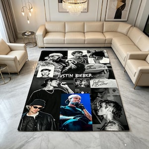 Puede incluir: Alfombra rectangular en blanco y negro con un collage de imágenes de Justin Bieber. La alfombra está colocada sobre un suelo de mármol. La alfombra incluye el texto "Justin Bieber".