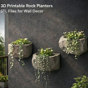 Può includere: Tre fioriere in roccia grigia con vegetazione e viti pendenti sono montate su un muro grigio scuro. Le fioriere hanno una forma irregolare, simile a formazioni rocciose naturali. Il testo "3D Printable Rock Planters STL Files for Wall Decor" è in alto.
