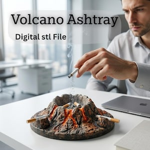Puede incluir: Un cenicero con forma de volcán con un diseño texturizado marrón y naranja. El cenicero tiene varios reposacigarrillos y está etiquetado como "Volcano Ashtray Digital stl File". Se muestra a una persona sacudiendo la ceniza de un cigarrillo en el cenicero.