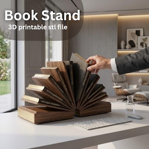 Peut inclure: Un support de livre en bois avec un design en éventail, doté de multiples fentes pour maintenir des livres en position ouverte et verticale. Le texte "Book Stand 3D printable stl file" est affiché au-dessus de l'objet posé sur un bureau blanc.