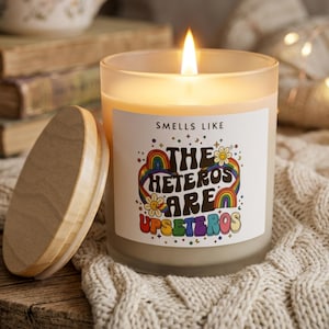 Vela divertida del Orgullo LGBTQIA+ "Los heteros son Upseteros" / Vela de soja con mecha de madera y recipiente de vidrio esmerilado de 312 g (11 oz)