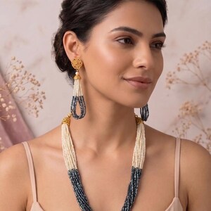 Handgjort halsbandset med gråvita glaspärlor, smycken med flera strängar