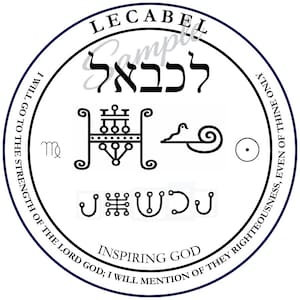 Puede incluir: Un gráfico circular en blanco y negro con texto y símbolos. El texto incluye "LECABEL", "INSPIRING GOD" y frases en un borde circular. El diseño presenta símbolos estilizados y texto hebreo.