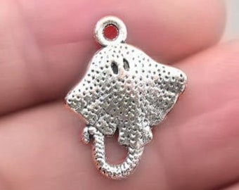 Stingray Charms, Stingray Fish pendant beads, up to 16 pcs, Antique Silver 15X20mm CM1177S