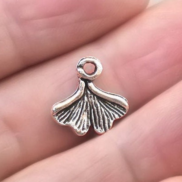 Dijes de hojas de ginkgo, pequeñas cuentas colgantes de hojas de ginkgo, hasta 50 piezas, plata antigua, 13 x 13 mm CM1570S