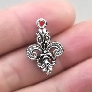 Fleur de Lis Charms, French Lily Flower pendant beads, up to 30 pcs, Antique Silver 17X25mm CM1503S