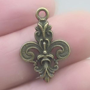 Fleur de Lis Charms, French Lily Flower pendant beads, up to 30 pcs, Antique Bronze 17X25mm CM1503B