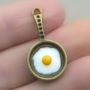 Frying Pan Charms, Frying Pan with Egg 3D pendant beads, up to 10 pcs, Antique Bronze 16X31mm CM0734B
