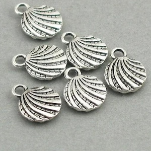 Shell Charms, Clam Shell pendant beads, up to 40 pcs, Antique Silver 9mm CM0480S
