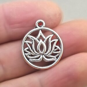 Dijes de flor de loto, cuentas colgantes de loto de yoga, hasta 30 piezas, plata antigua, 19 mm CM1687S