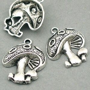 Mushroom Charms, Mushroom pendant beads, up to 8 pcs, Antique Silver 19X22mm CM0387S