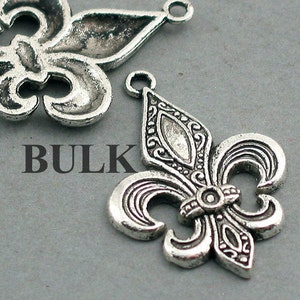 Fleur de Lis Charms, French Lily Flower pendant beads, up to 15 pcs, Antique Silver 23X33mm CM0278S