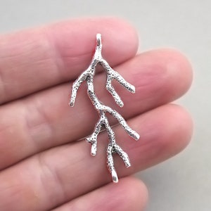 Conectores de dijes de rama de coral, cuentas colgantes de eslabones tipo ramitas, hasta 20 piezas, plata antigua, 19 x 44 mm CM1651S