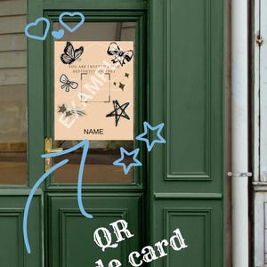 Puede incluir: Una puerta verde con un letrero que dice "FOR YOUR QR CODE!". El letrero tiene ilustraciones de mariposas, lazos y estrellas. El texto "YOU ARE INVITED ON AESTHETIC JOURNEY" también está en el letrero. Debajo, el texto "QR code card" es visible.