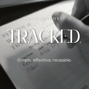 Może przedstawiać: Monochromatyczne zdjęcie notatnika ze słowem "TRACKED" dużymi literami. Widoczny jest również tekst "YOUR JOURNEY" i "Simple, effective, reusable". Ręka pisze w notatniku.