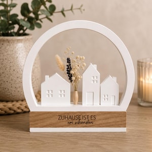 Couronne décorative avec maison Raysin et fleurs séchées – un décor intemporel de style scandinave