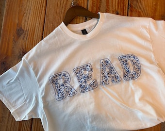 Camiseta con bordado de aplique inverso READ / Camiseta para amantes de los libros / Regalo para lectores