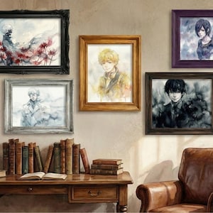 Puede incluir: Una colección de impresiones artísticas enmarcadas expuestas en una pared. Las impresiones presentan retratos en acuarela y paisajes abstractos en marcos ornamentados de color negro, plateado, dorado y morado. Un escritorio con libros y un sillón de cuero están en primer plano.