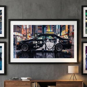 Puede incluir: Cinco impresiones artísticas enmarcadas que presentan coches de estilo anime en un entorno urbano. Los coches son de varios colores, incluyendo blanco, negro y morado, con gráficos detallados. El fondo muestra luces y reflejos de la ciudad.