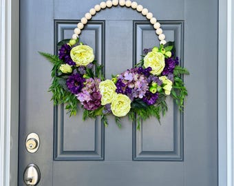 Corona moderna de primavera con cuentas de madera, corona floral morada y verde, decoración de puerta estilo casa de campo.