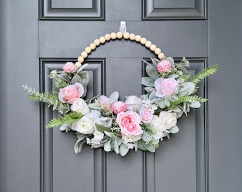 ピンクのバラのフローラルフープリース、モダンファームハウススタイルのドア装飾、ビーズ付きユーカリのアクセント