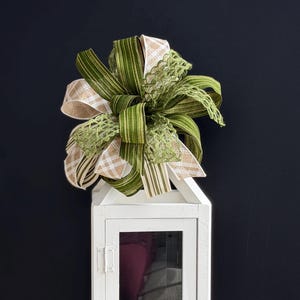 Laço artesanal estilo fazenda, fita xadrez verde e bege, decoração de lanterna para guirlanda de primavera