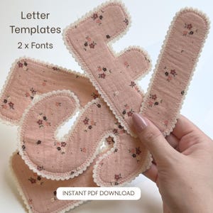 Puede incluir: Plantillas de letras de tela con un fondo rosa empolvado y un pequeño estampado floral en marrón, blanco y rosa oscuro. Cada letra tiene un borde festoneado cosido en blanco. El texto en la imagen dice Letter Templates 2 x Fonts e INSTANT PDF DOWNLOAD.
