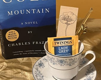 Set de regalo de taza de té vintage y libro: Ficción histórica