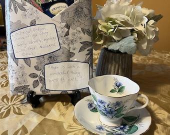 Set de regalo de taza de té vintage y libro: Ficción histórica