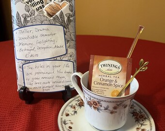 Set de regalo de taza de té vintage y libro: Thriller