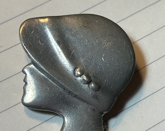 Vintage Brosche Mädchen mit Hut 1&quot; Vielleicht Zinn